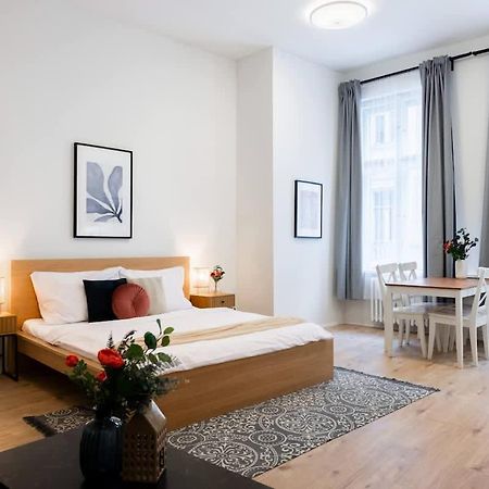 Elegant Spacious Old Town Studio Apartment Prague Exterior photo